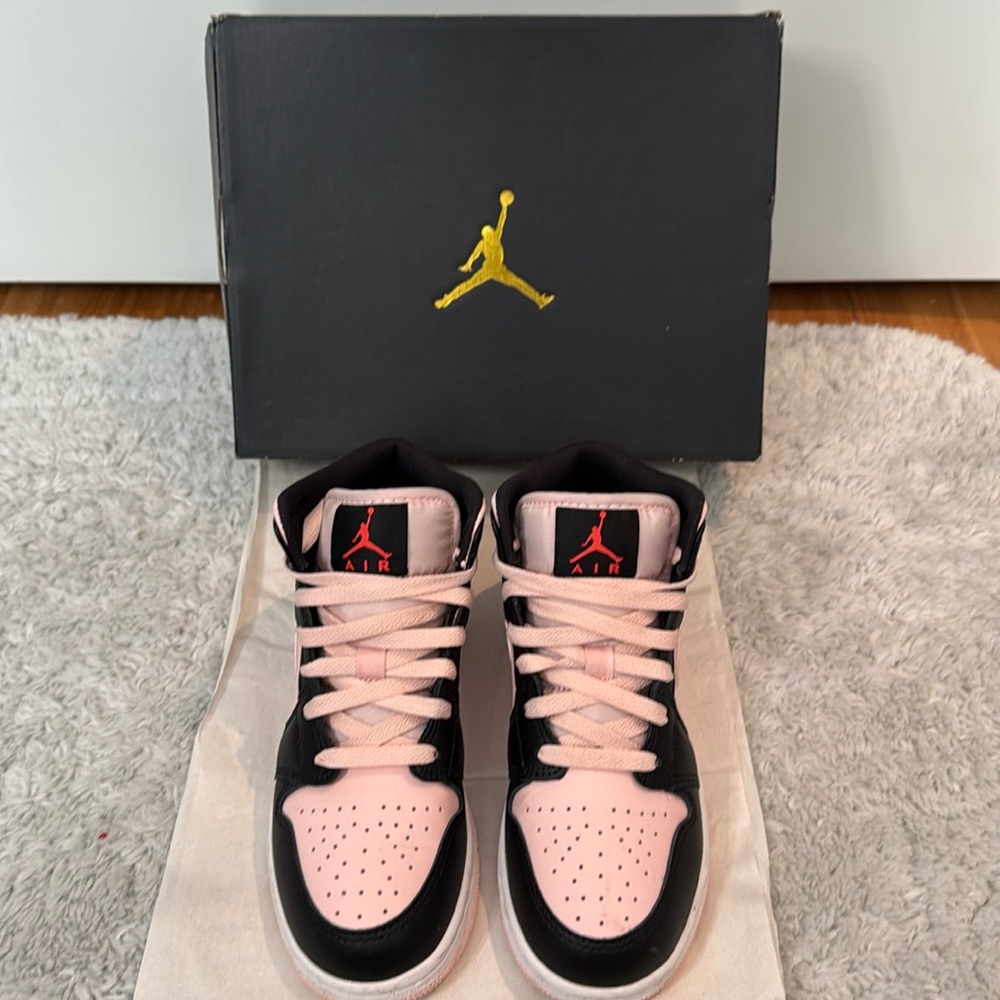 Nike Air Jordan 1 Mid (GS) 
Black and Rouge 
atmosphere/ infrared 23-
